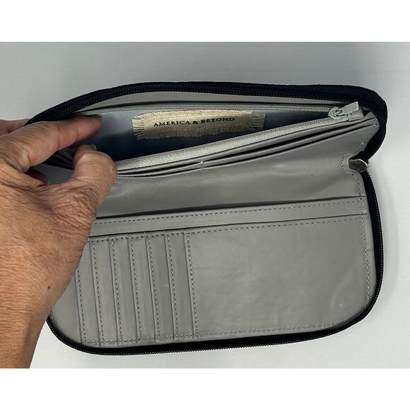 America & Beyond Beaded Bee Clutch Wallet. New no tags - Picture 4 of 9